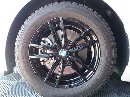 ホイール裏側まで専用クリーナーで洗浄