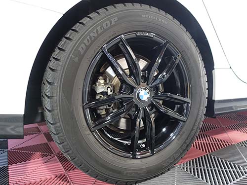 ホイール裏側まで専用クリーナーで洗浄