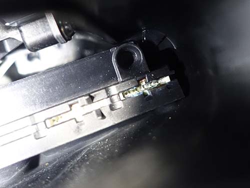 差し込み端子に青錆発生