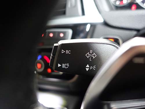 ヘッドライトスイッチをAUTOポジションにし、ヘッドライト点灯時にハイビームアシストスイッチを押すことで機能が起動