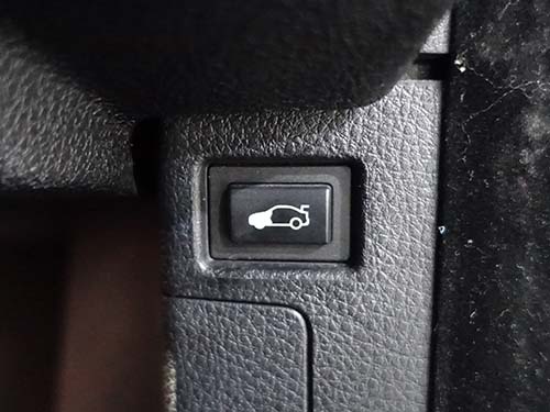 運転席ドアのトランクリッドスイッチ操作でワンタッチクローズ有効化