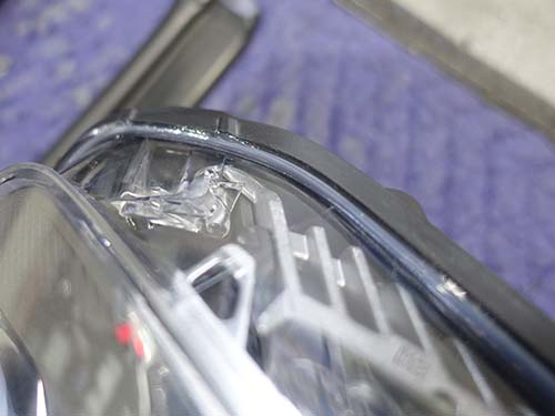 両側ヘッドライトをコーキング施工（水分混入対策）