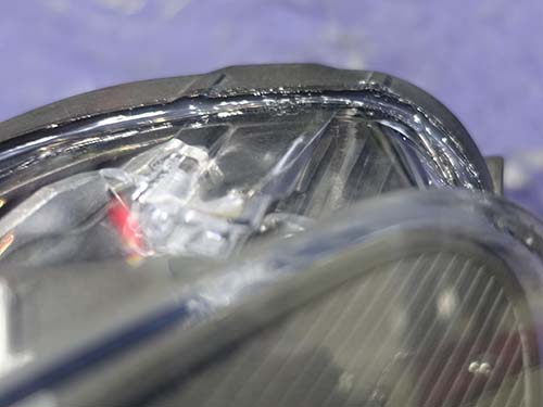 両側ヘッドライトをコーキング施工（水分混入対策）