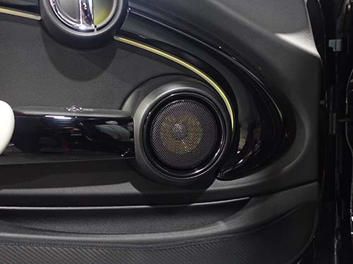 FOCAL製スピーカーを移植装着