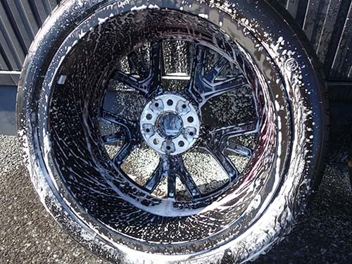 ホイール裏側を専用クリーナーで洗浄