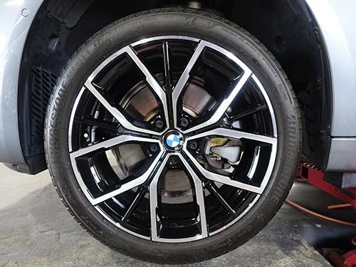 ホイール裏側を専用クリーナーで洗浄