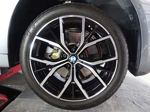 ホイール裏側を専用クリーナーで洗浄