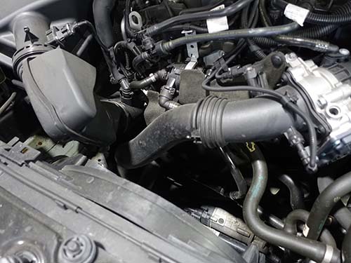 BMW純正のチャージパイプやインテークパイプは、樹脂やシリコンなどの素材