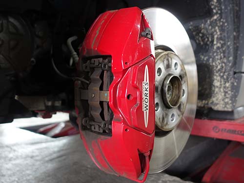 レッドのブレーキキャリパーに付着していたダストも、しっかりと除去