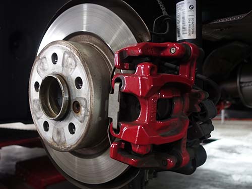 レッドのブレーキキャリパーに付着していたダストも、しっかりと除去