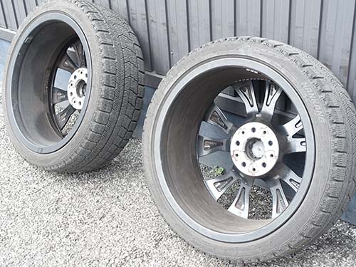 専用クリーナーを使用してホイール裏側まで丁寧に洗浄