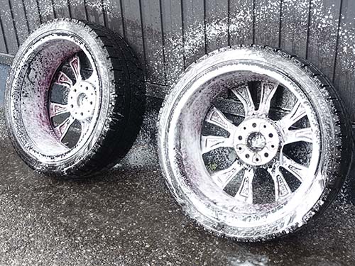 専用クリーナーを使用してホイール裏側まで丁寧に洗浄