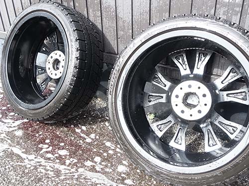 専用クリーナーを使用してホイール裏側まで丁寧に洗浄