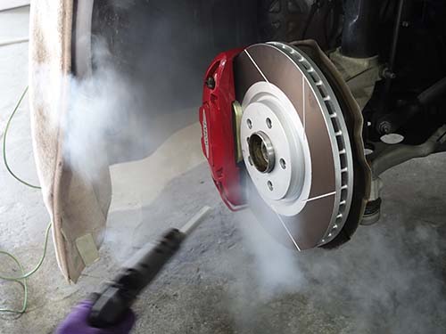 ドライアイス洗浄でブレーキ周りをクリーニング