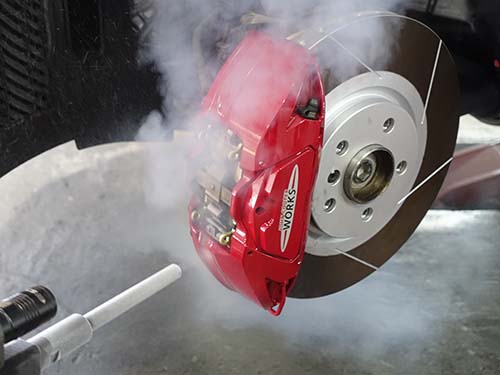 ドライアイス洗浄でブレーキ周りをクリーニング