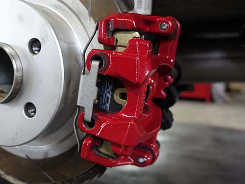 レッドのブレーキキャリパーに付着していたダストも、しっかりと除去