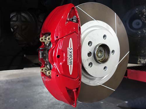 レッドのブレーキキャリパーに付着していたダストも、しっかりと除去