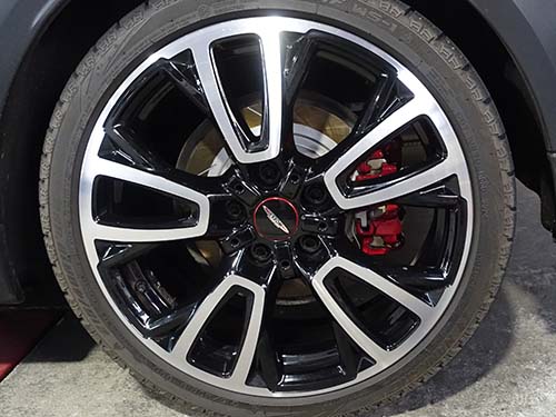 専用クリーナーを使用してホイール裏側まで丁寧に洗浄