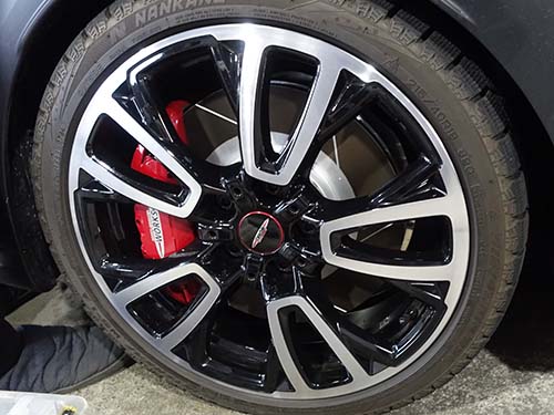 専用クリーナーを使用してホイール裏側まで丁寧に洗浄