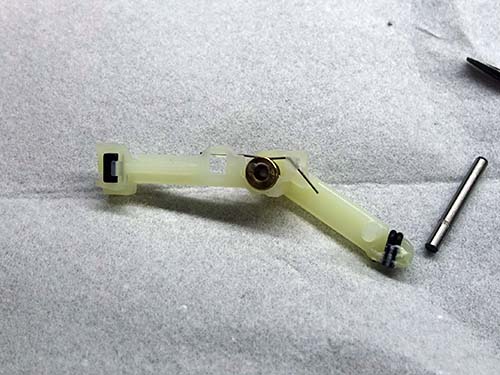 小さな金属バネが折損や変形してしまう