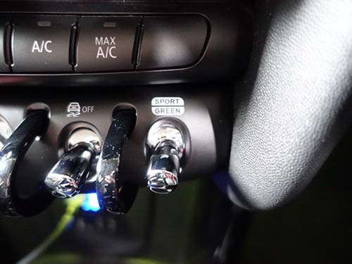 センターコンソール右端にあるトグルスイッチを上下操作する