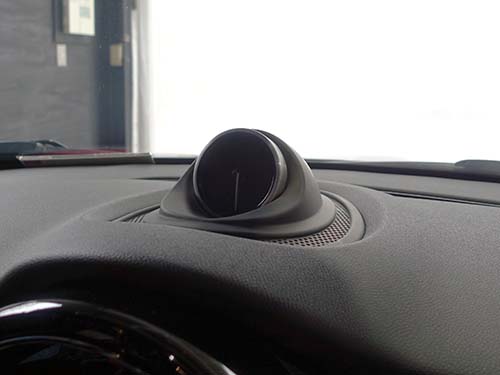 センターメーターホルダーはダッシュボード上のフレッシュエアグリルと交換して装着