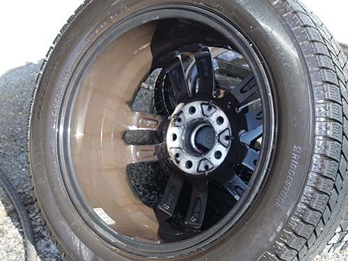 専用クリーナーを使用してホイール裏側まで洗浄