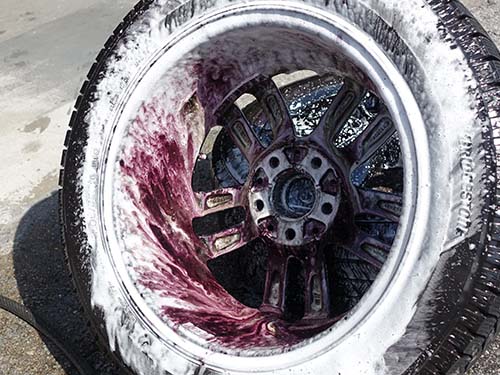 専用クリーナーを使用してホイール裏側まで洗浄