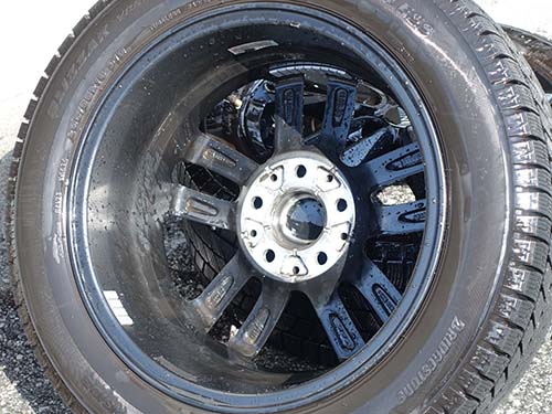 専用クリーナーを使用してホイール裏側まで洗浄