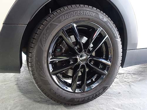 専用クリーナーを使用してホイール裏側まで洗浄