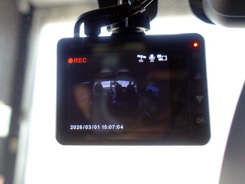 2.4インチのフルカラーTFT液晶を搭載しており、録画映像の確認や設定変更を本体で行うことが可能