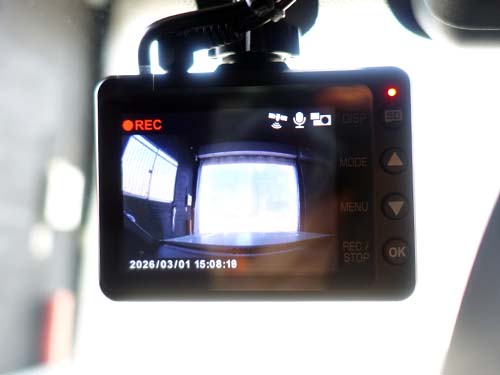 2.4インチのフルカラーTFT液晶を搭載しており、録画映像の確認や設定変更を本体で行うことが可能