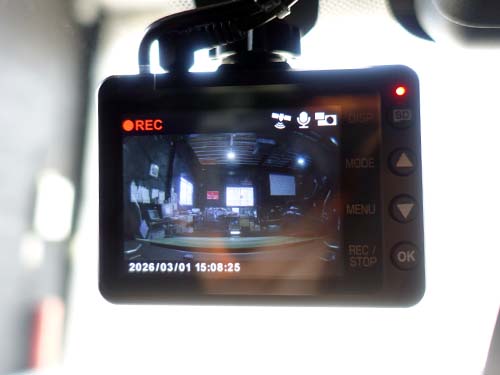 2.4インチのフルカラーTFT液晶を搭載しており、録画映像の確認や設定変更を本体で行うことが可能