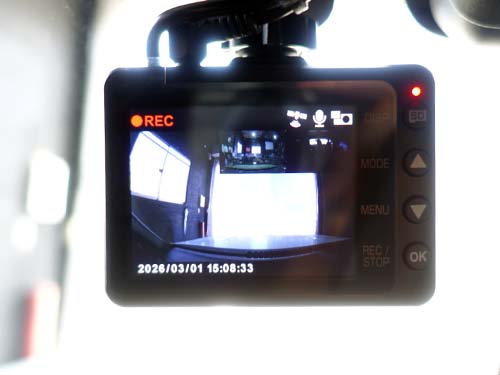 2.4インチのフルカラーTFT液晶を搭載しており、録画映像の確認や設定変更を本体で行うことが可能