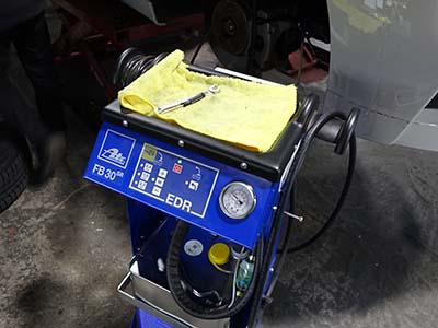 ATE製ブレーキ圧送機【FB-30SR】を使用して作業