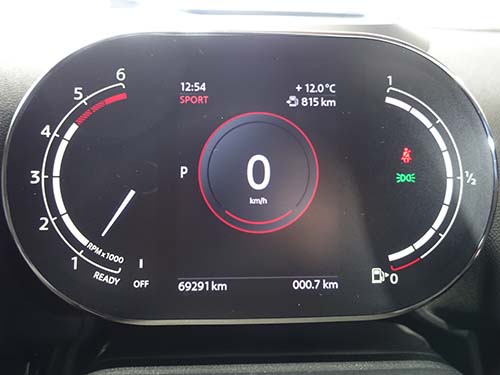 メーターパネルもディスプレイのカラーデザインと連動して色味が変化