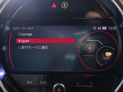 ブラック&レッド基調のカラーデザイン