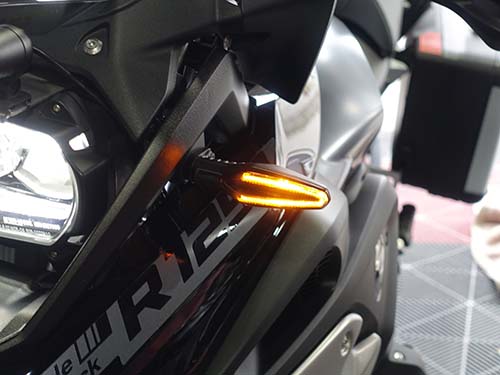 クルージングライトは、フロントウインカーを減光状態で常時点灯させる機能