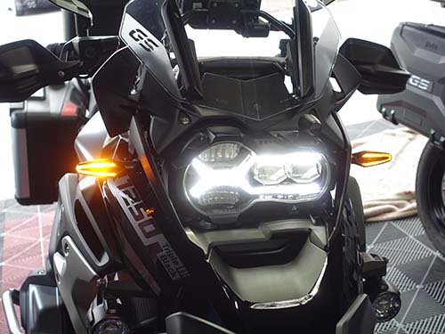 ウインカー操作時：通常の明るさで点滅発光