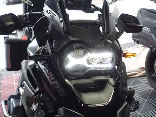 ウインカー操作時：通常の明るさで点滅発光