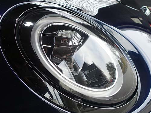 ヘッドライトの印象を引き締め、スポーティで落ち着いた雰囲気へ変化