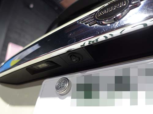 純正バックカメラの位置へ、目立たない超小型カメラを装着