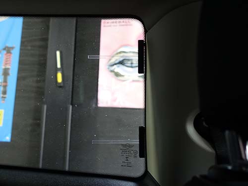 リアウインドウへフィルムアンテナを貼り付ける独自施工