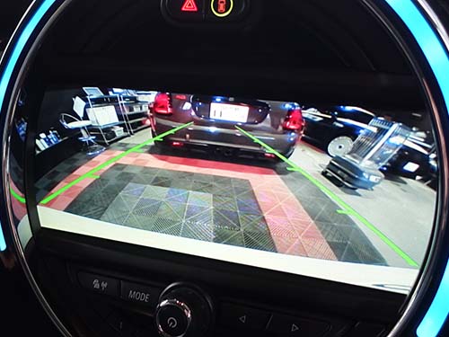 後退時の安全確認をしっかりサポート