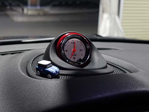 ダッシュボード形状にフィットし、しっかりと固定