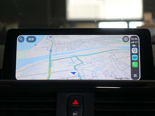 CarPlayは画面の2/3表示となっていますが、コーディング施工によりフルスクリーン表示へ変更