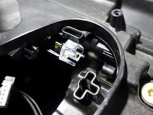 デイライトLEDの発熱によって導光用アクリルが焼損してしまうことが原因