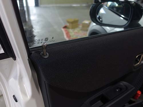 クリスタルドアロックピンで高級感アップ