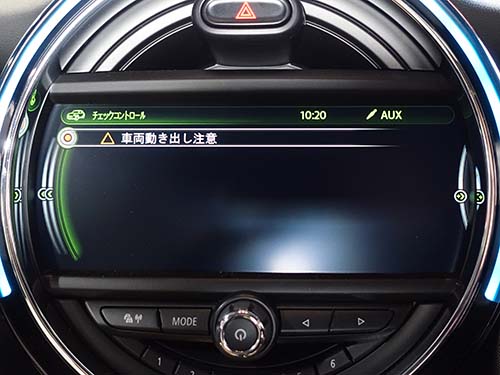 「車両動き出し注意」や「車両を固定する」といった警告