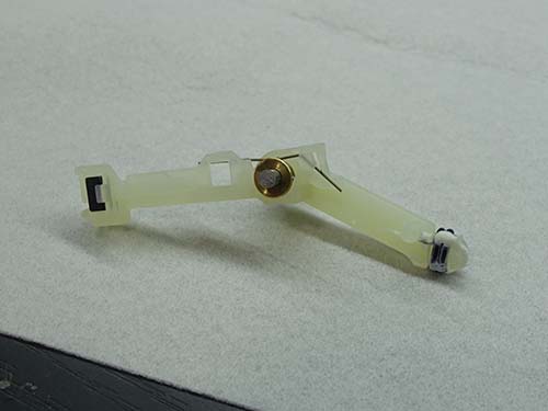 金属バネの金属疲労による破損が原因